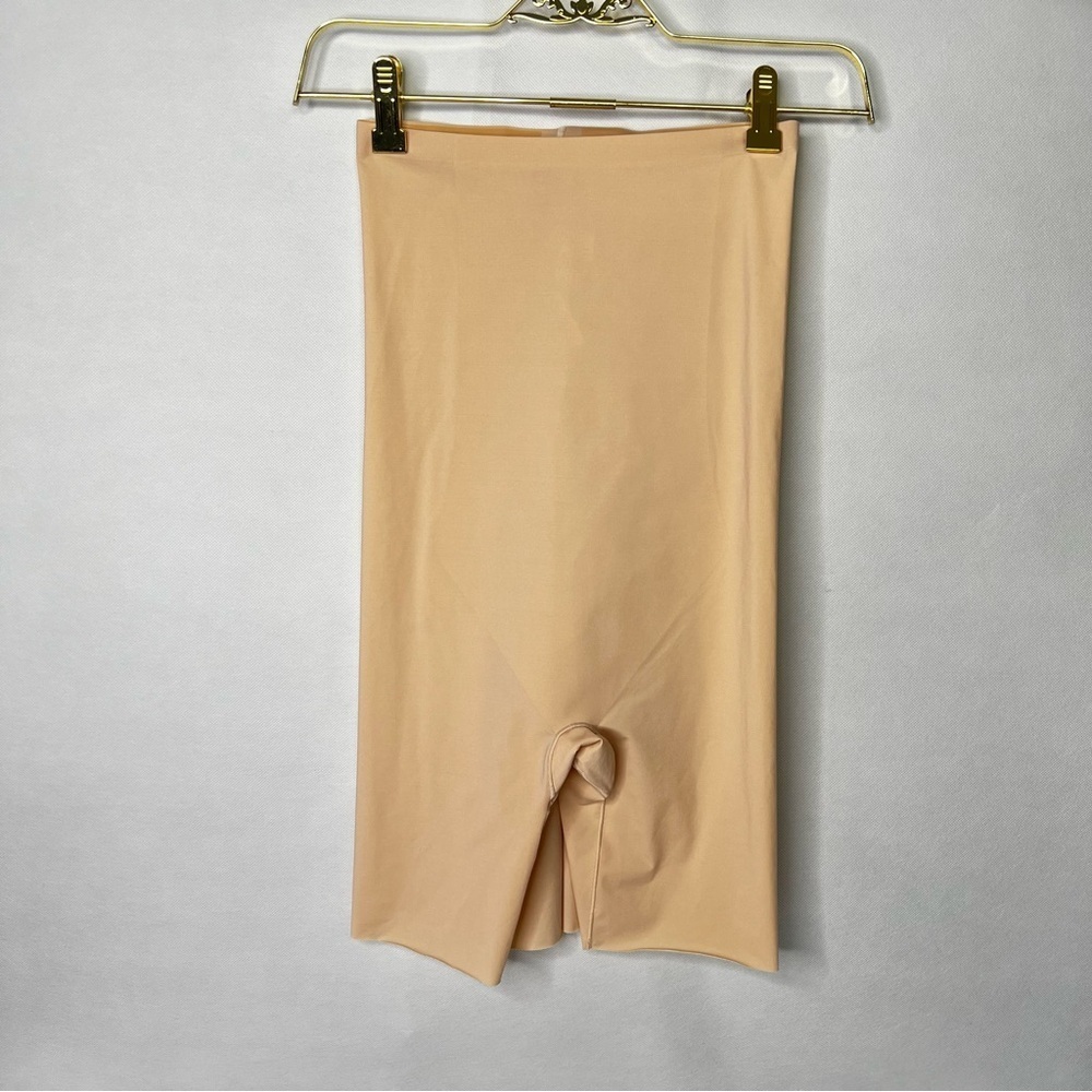 SPANX Size Medium Nude Shapewear Thinstincts High-Waisted Mid-Thigh Short #1000R
